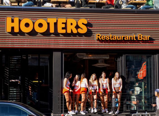 hooters girls