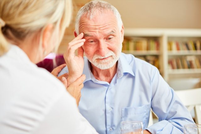 homem mais velho com demência conversando com médico