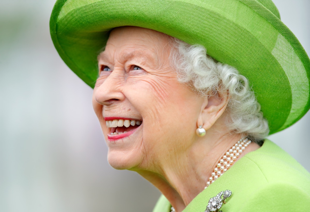 queen elizabeth smiling in green hat