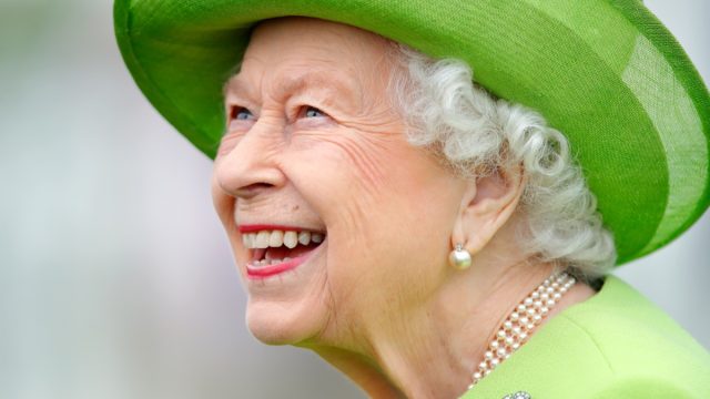 queen elizabeth smiling in green hat