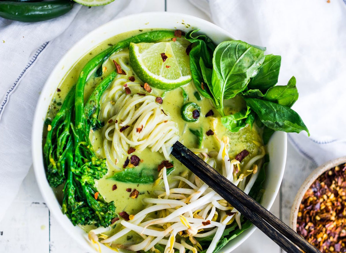 thai green curry chicken noodle soup