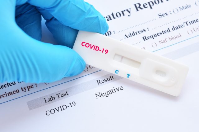 COVID-19, yeni koronavirüs için hızlı test cihazı kullanarak negatif test sonucu
