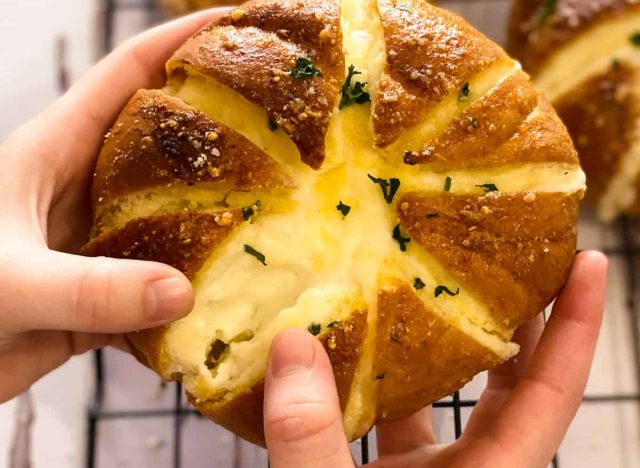 korean cream cheese garlic bread