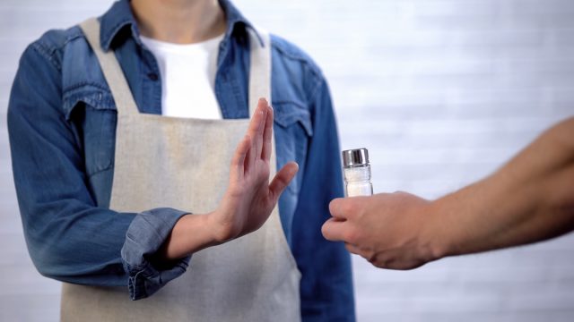Готвачът отказва сол при готвене, здравословно хранене за предотвратяване на сърдечни заболявания