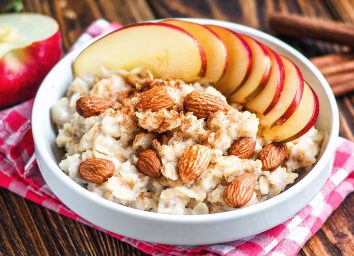 oatmeal with apples and almonds