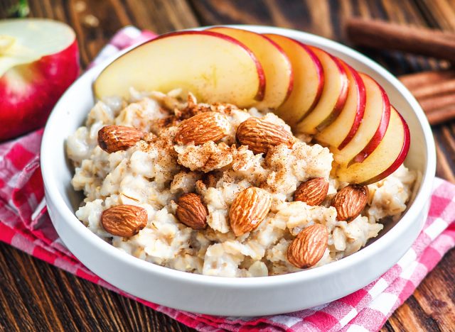 oatmeal with apples and almonds