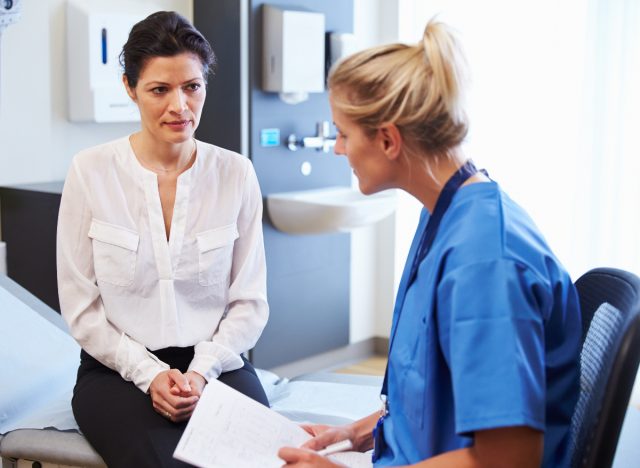 Una mujer consultando a su médico