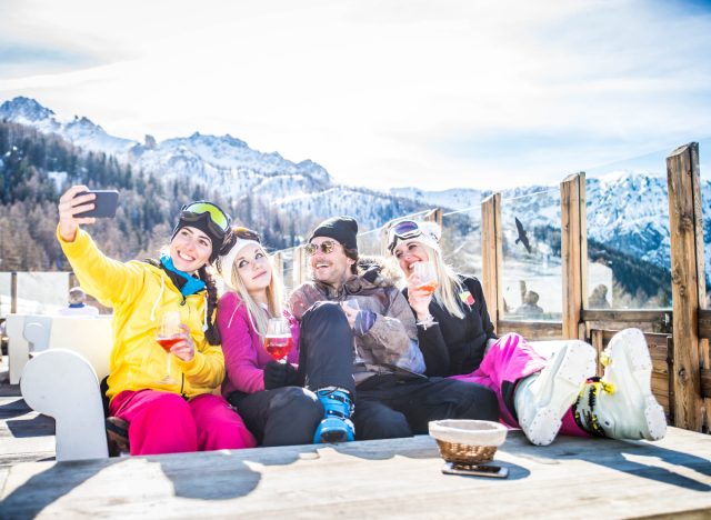 group of friends enjoys drinks after skiing