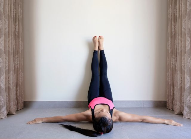 jambes contre le mur pose de yoga