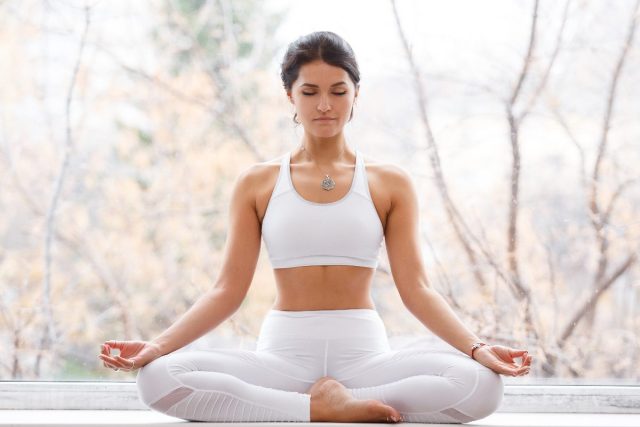 жена в мир прави йога