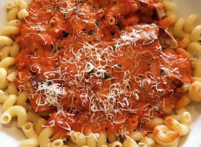 olive garden pasta with sauce and cheese