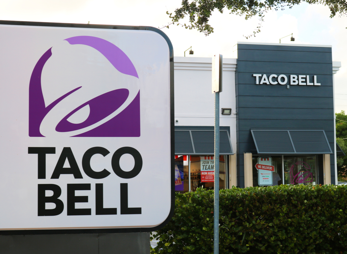 taco bell restaurant sign