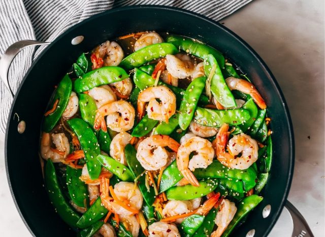 Stir-fried snow peas with ginger and prawns