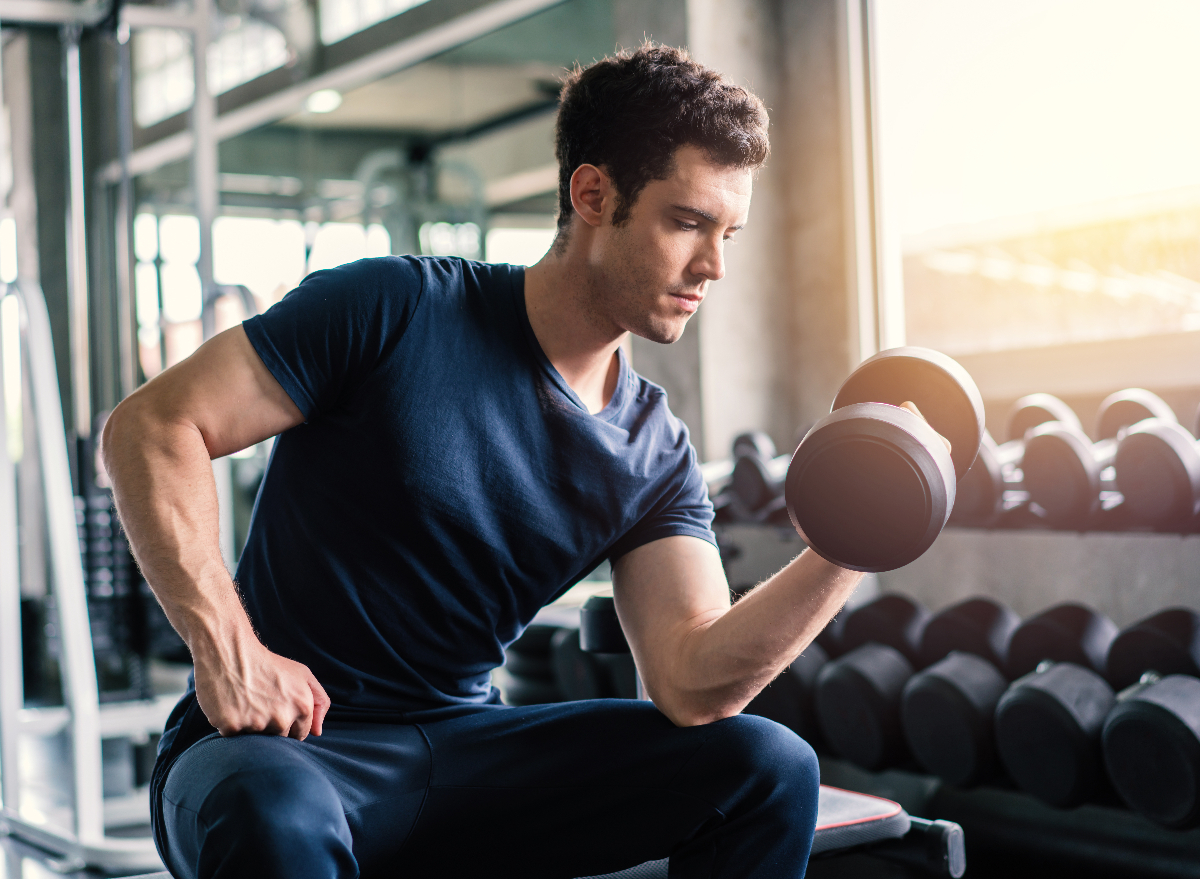 man doing bicep curl in gym