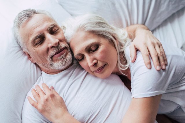 älteres Ehepaar schläft friedlich