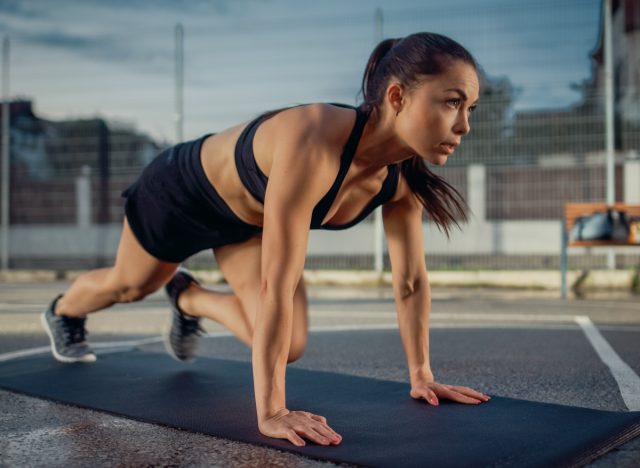 woman doing mountain climbers