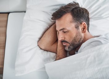 man sleeps peacefully after trying the best sleep hacks