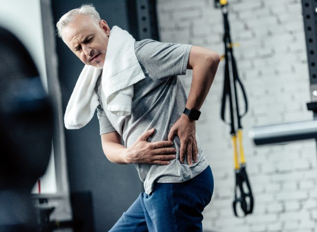senior man dealing with chronic pain at the gym, result of bad fitness habits