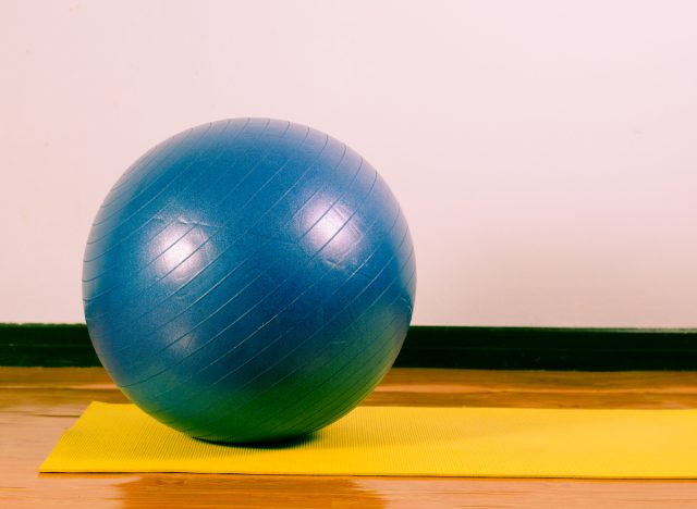 blå stabilitetsboll på yogamatta