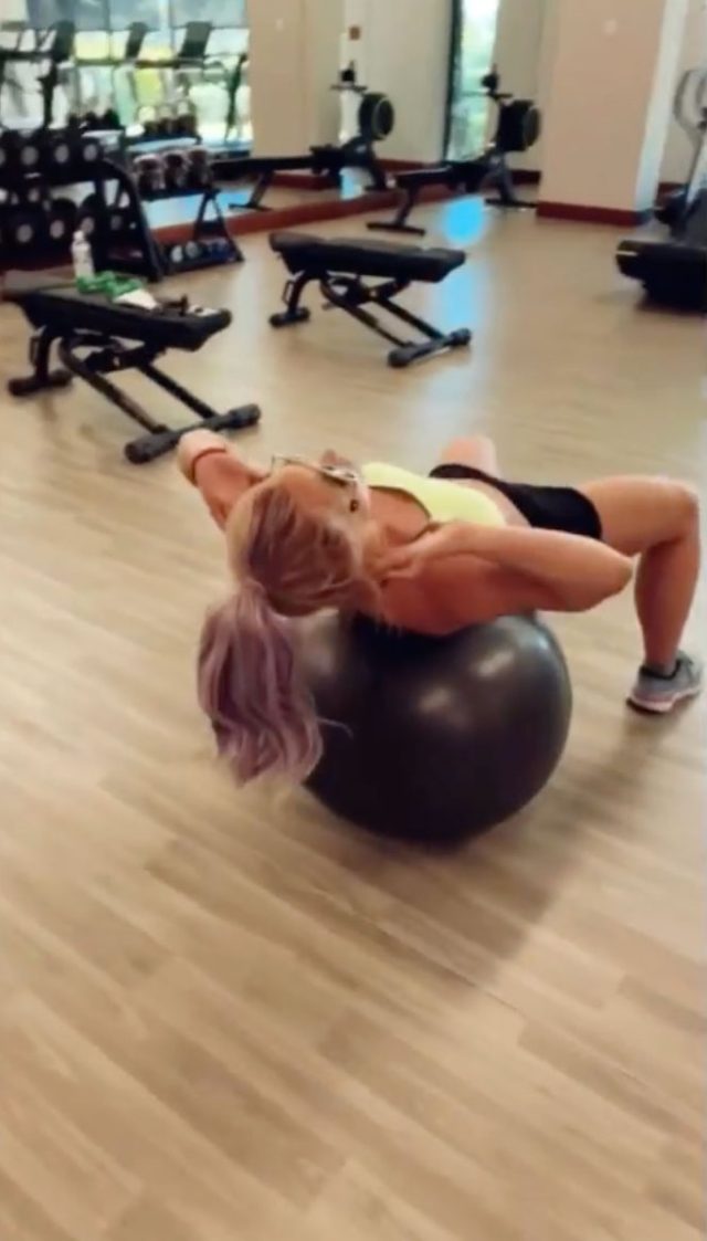 britney-spears sit ups