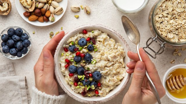 oatmeal with berries and nuts