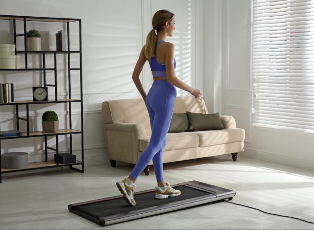 woman walking on treadmill, how to lose one pound in a week