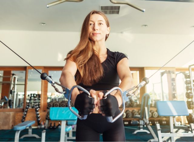 woman doing pulley crossover