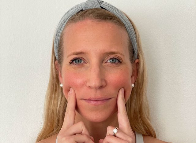 cheek sculptor face yoga exercise