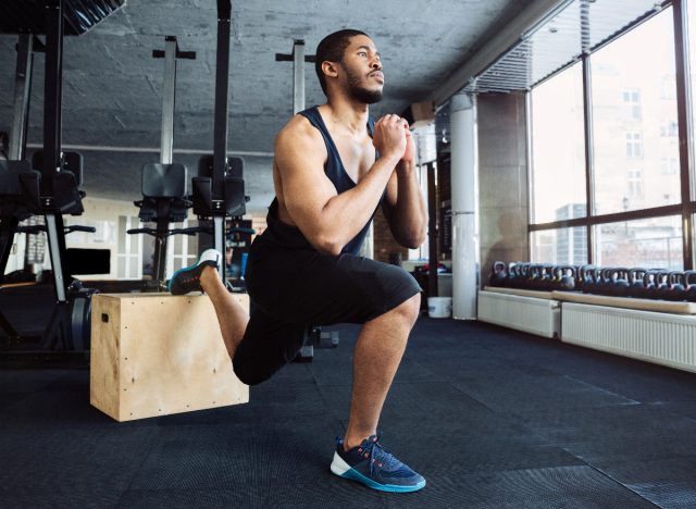 man doing split squat to burn fat fast