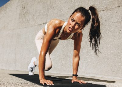 woman doing mountain climbers