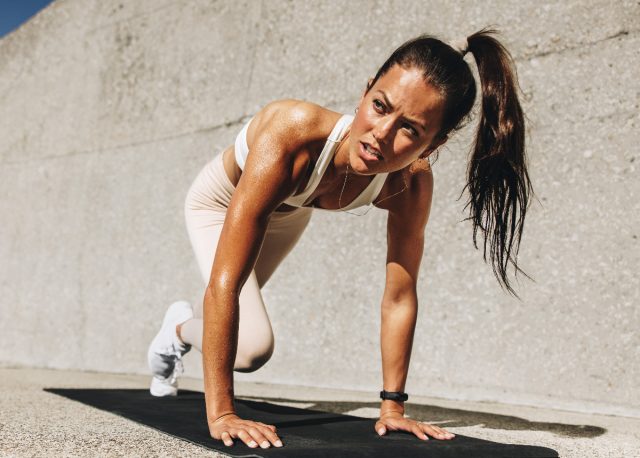 woman doing mountain climbers for weight loss