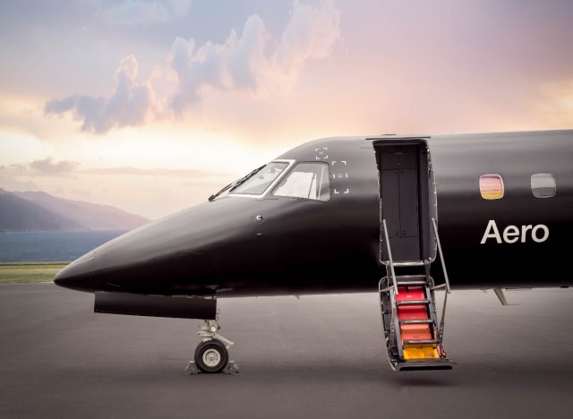 μαύρο αεριωθούμενο αεροπλάνο μπροστά σε γραφικό φόντο