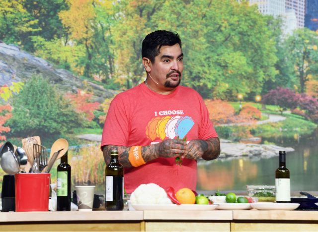 aarón sánchez präsentiert sich auf dem food & wine festival 2018 des food network & cooking channel
