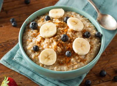 oatmeal with cinnamon, bananas, and blueberries