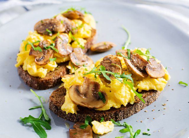 scrambled eggs with mushrooms on bread