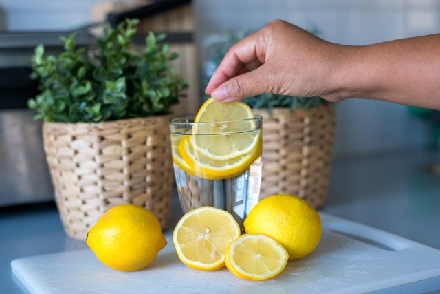 Making lemon water