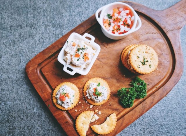 Tuna salad with crackers