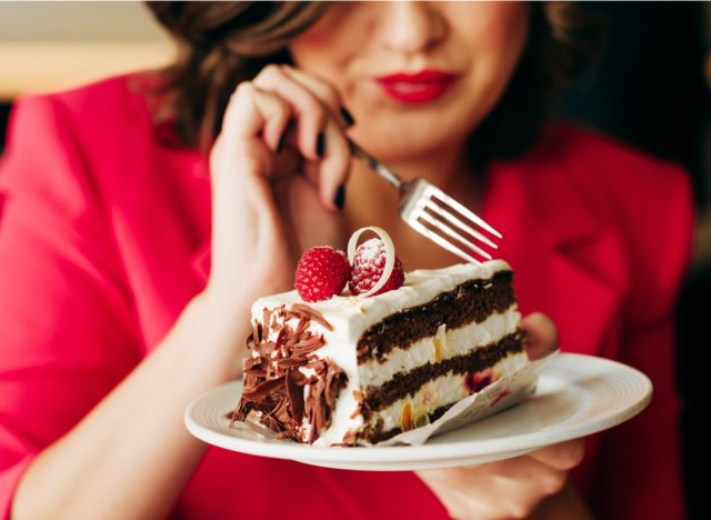 vrouw die cake eet