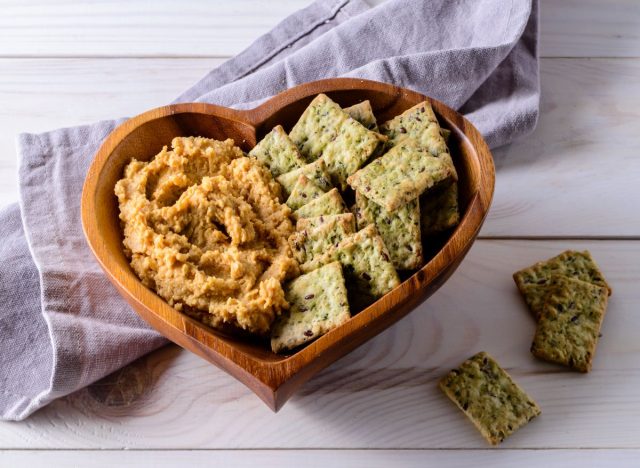 whole grain crackers and hummus