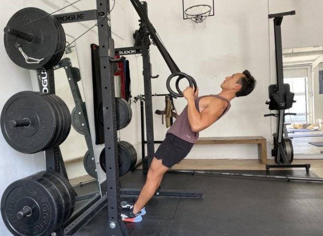 trainer demonstrating bodyweight row to lose belly fat for good