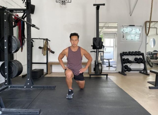 trainer demonstrating a bodyweight split squat to speed up belly fat loss