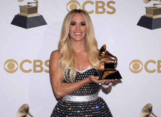 carrie underwood holding grammy