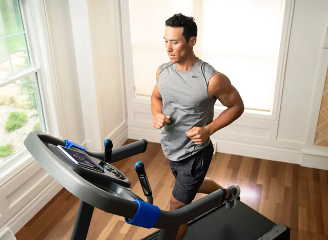 man using Horizon Fitness treadmill to burn fat