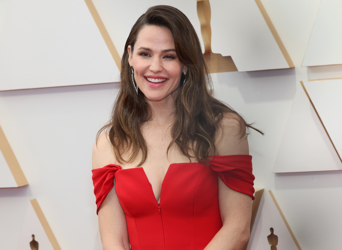 jennifer garner wearing red gown at the 94th Annual Academy Awards