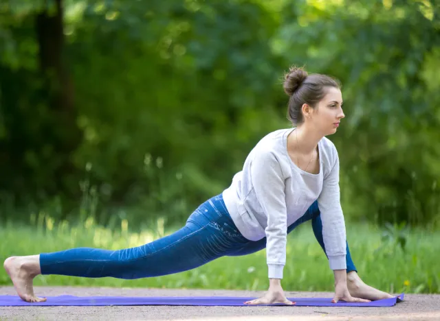 alternating lizard pose on yoga mat