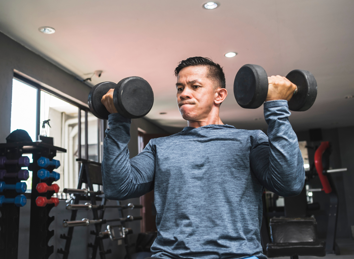 man in his 40s lifting free weights