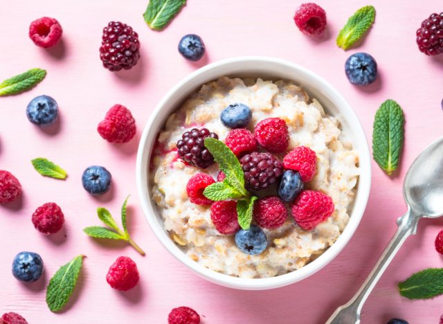 farina d'avena con frutti di bosco