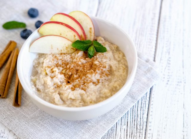 Oatmeal with cinnamon and apple
