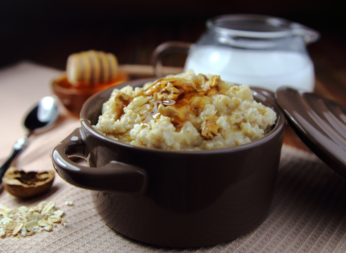 oatmeal with walnuts and honey
