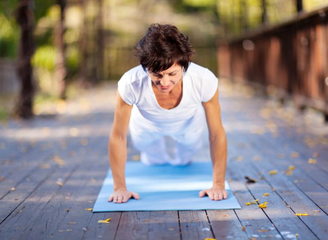 woman doing pushup on mat